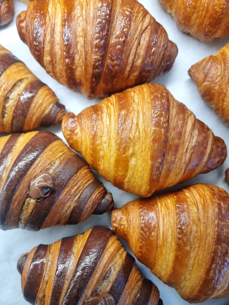 cornetti sfogliati artigianali alla nutella e con la crema pasticcera